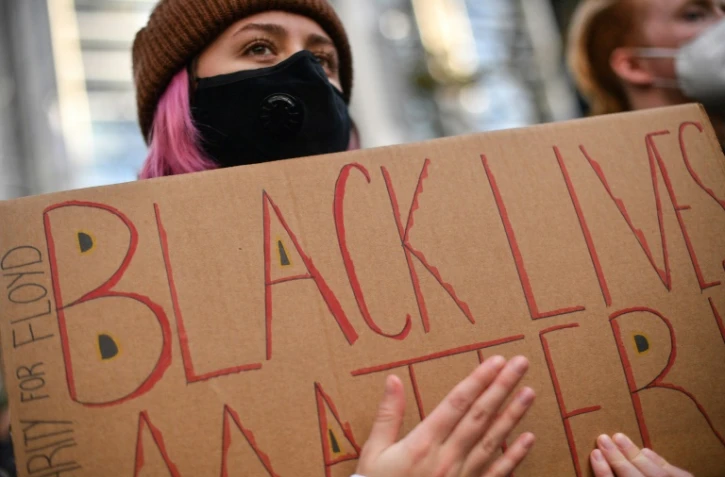 Des dizaines de milliers de personnes ont manifesté à Sydney, en Australie, en hommage à George Floyd et contre le racisme, y compris à l'encontre des Aborigènes, le 6 juin 2020