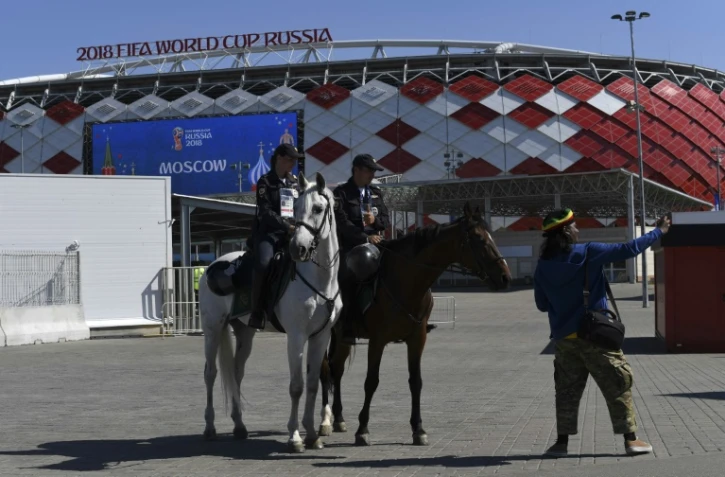 Les forces de l'ordre russes en patrouille autour du stade du Spartak à Moscou, le 14 juin 2018, pour prévenir des actes de hooliganisme