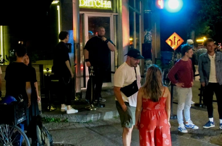 Des clients de la discothèque Datcha à Montréal, le 28 juin 2019 au Québec