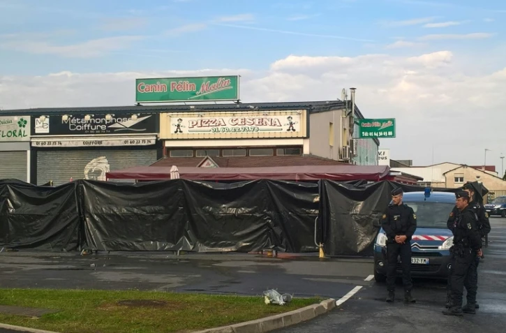 Le 15 août 2017 des policiers surveillent la pizzeria dans laquelle la veille au soir, David Patterson a percuté les clients attablés en terrasse avant de s'encastrer dans la devanture, à Sept-Sorts, à une soixantaine de kilomètres à l'est de Paris