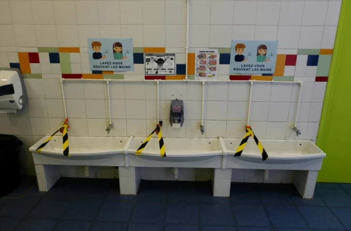 Préparation pour l'arrivée des élèves à l'école Rotschild, le 11 mai 2020 à Nice