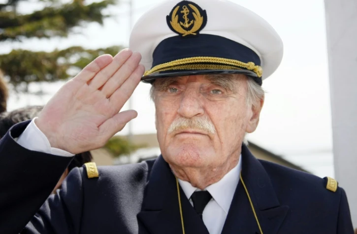 Jean Raspail, en uniforme d'officier de marine, le 5 juin 2008, à Saint-Pierre et Miquelon