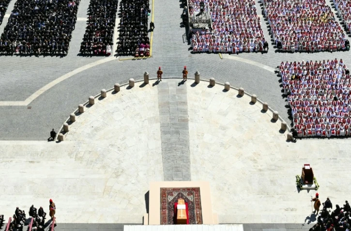 Vue aérienne du parvis de la basilique Saint-Pierre et du cercueil du pape François lors de ses funérailles au Vatican, le 26 avril 2025