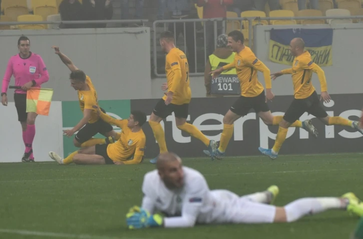 Le gardien de Saint-Etienne Stéphane Ruffier au sol alors que Olexandriya vient d'égaliser dans le temps additionnel en Ligue Europa, le 7 novembre 2019 à Lviv (Ukraine)