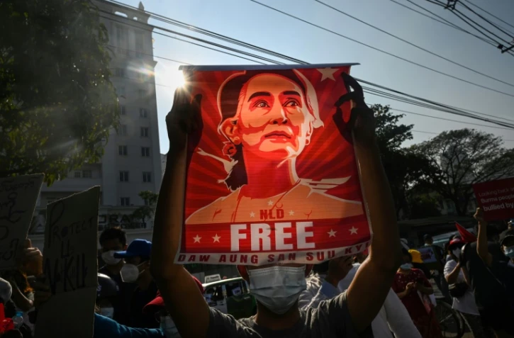 Un manifestant brandit une pancarte demandant la libération d'Aung San Suu Kyi, le 15 février 2021 à Rangoun