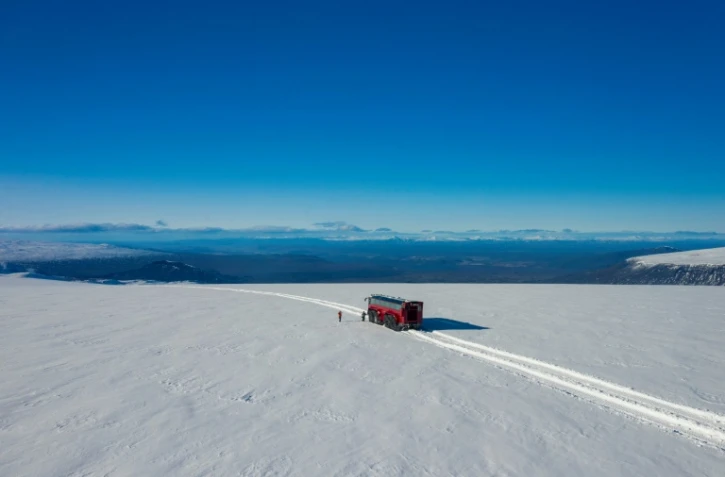 Un bus géant parcourt le glacier de Langjökull, le 1er octobre 2020 en Islande