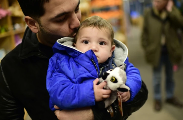 Ahmad, réfugié irakien tient son fils Adam à Leeuwarden aux Pays-Bas, le 8 décembre 2015