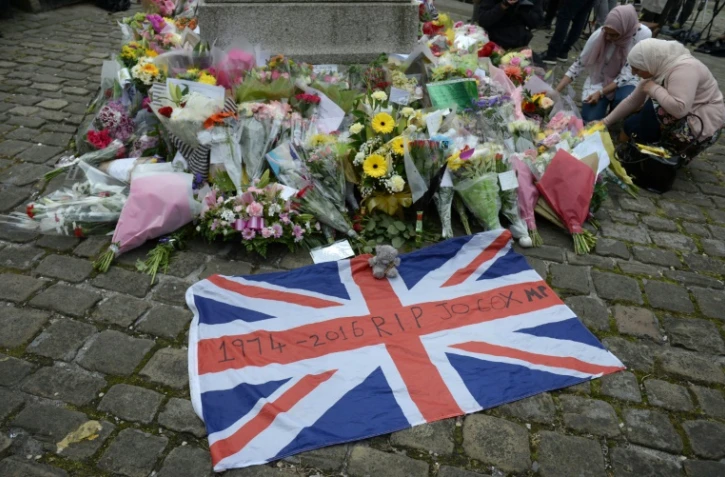 Un drapeau britannique déposé en hommage à la députée Jo Cox le 17 juin 2016 à Birstall
