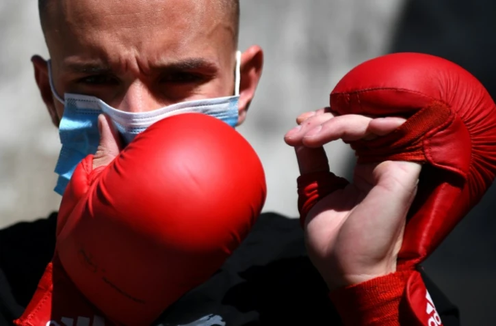 Le Français Steven Da Costa, champion du monde de karaté, lors d'une séance d'entraînement sur sa terrasse, le 5 mai 2020 au Mont Saint-Martin