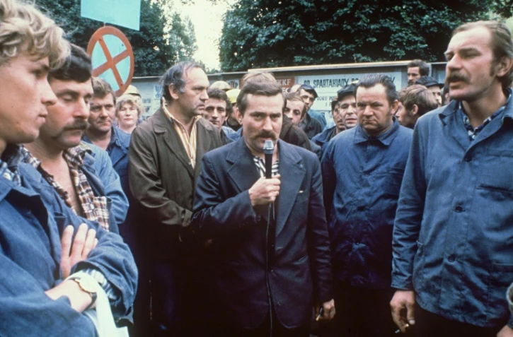 Lech Walesa au milieu de grèvistes le 30 août 1980 à Gdansk