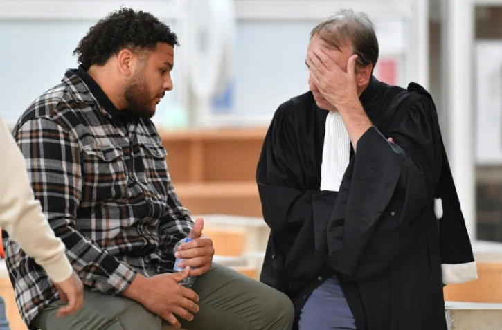 Le joueur du XV de France, Mohamed Haouas, avec son avocat Marc Gallix, avant une audience devant le tribunal de Montpellier (sud), le 12 mai 2023
