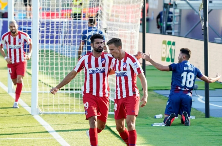 Le contrôle orienté du milieu de terrain de l'Atlético de Madrid, Marcos Llorente (c), à l'entrée de la surface a mené au but contre son camp du défenseur de Levante, Bruno (d), à La Nucia, le 23 juin 2020