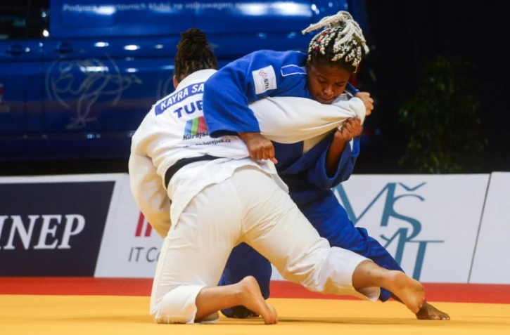 La Française Romane Dicko (en bleu) face à la Turque Kayra Sayit, aux Championnats d'Europe, le 21 novembre 2020 à Prague