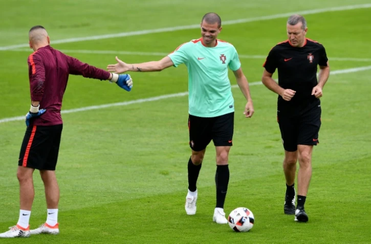 Pepe, au centre, en footing avec un kiné de l'équipe portugaise à Marcoussis, le 5 juillet 2016