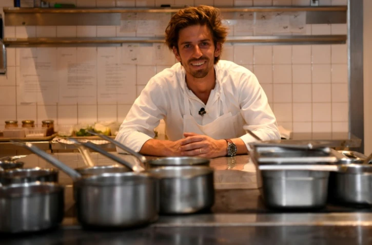 Le chef français Hugo Roellinger dans la cuisine de son restaurant "Le Coquillage" à Saint-Méloir-des-Ondes, en Ille-et-Vilaine, le 5 mars 2019