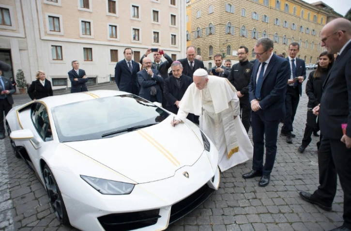 Photo prise le 15 novembre 2017 au Vatican et diffusée par son service de presse, l'Osservatore Romano, montrant le pape François inspectant la Lamborghini "Huracan" qui lui a été offerte 
par le constructeur italien Stefano Domenicali (2eD) 