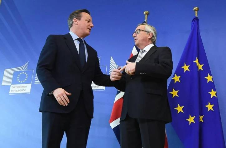 Le Premier ministre britannique David Cameron (G) et le président de la Commission européenne Jean-Claude Junker, à Bruxelles le 16 février 2016
