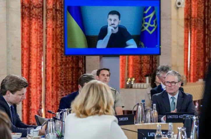 Le Premier ministre britannique Keir Starmer (d) et le président ukrainien Volodymyr Zelensky (à l'écran par liaison vidéo) participent à une réunion du sommet annuel des dirigeants de la Force expéditionnaire conjointe (JEF) à Oslo, le 9 mai 2025 en Norvège