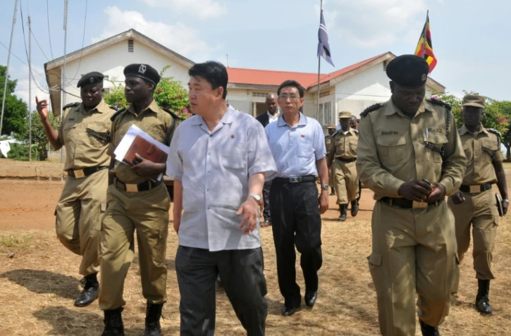 Le Nord-Coréen Ri Song Chol, alors vice-ministre de la Sécurité, visite un centre d'entraînement de la police, le 13 juin 2013 à Kampala, en ouganda