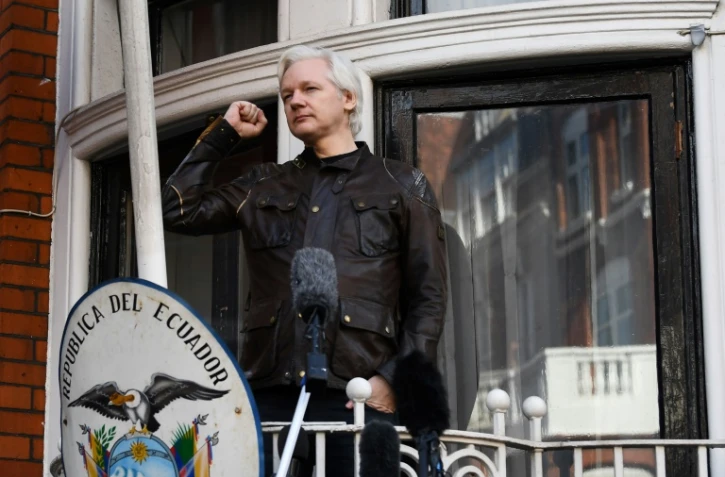 Le fondateur de WikiLeaks Julian Assange au balcon de l'ambassade d'Equateur à Londres, le 29 mai 2017