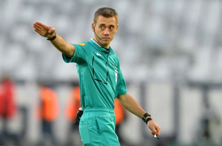 L'arbitre français Clément Turpin pendant le match de L1 Bordeaux - Guingamp le 6 décembre 2015 au Matmut Atlantique