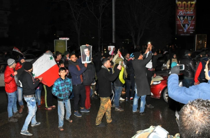 Des Syriens célèbrent à Alep la reprise de la ville par l'armée régulière le 22 décembre 2016