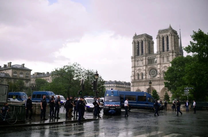 Les forces de l'ordre devant la cathédrale Notre-Dame après l'attaque d'un policier par un homme armé d'un marteau, le 6 juin 2017 à Paris