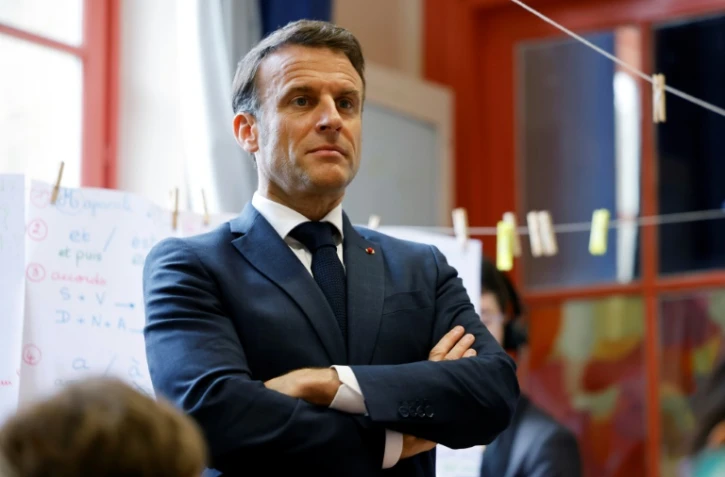 Le président Emmanuel Macron lors d'un déplacement dans une école à Paris le 5 avril 2024