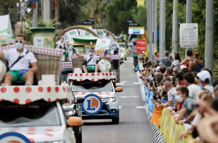 Des véhicules de la caravane du Tour de France avant la 1re étape autour de Nice le 29 août 2020