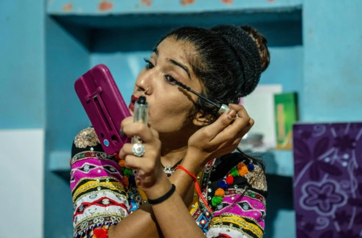 La danseuse Aasha Sapera se prépare avant de donner un cours en ligne, le 13 août 2020à Jodhpur, en Inde