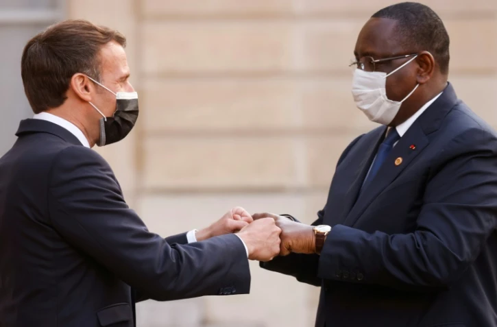 Le président français Emmanuel Macron accueille son homologue sénégalais Macky Sall au palais de l'Elysée à Paris, le 17 mai 2021