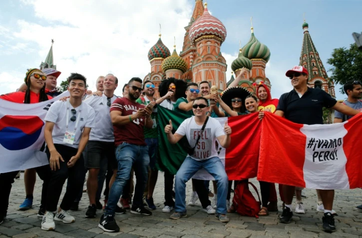 Des supporters sud-coréens, allemands, mexicains et péruviens posent devant le Kremlin, le 17 juin 2018 à Moscou