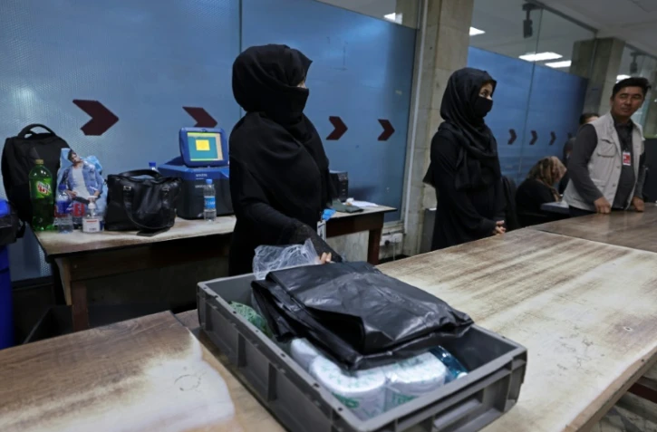 Des Afghanes, employées de l'aéroport de Kaboul, au contrôle de sécurité, le 12 septembre 2021