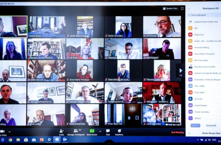 Le gouvernement britannique s'est réuni via Zoom le 31 mars 2020, avec le Premier ministre, Boris Johnson (en haut à gauche), qui est en quarantaine à cause du Covid-19