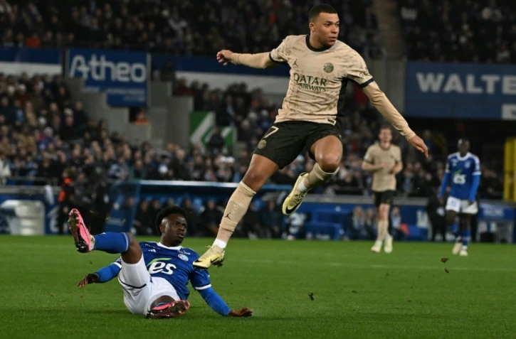 La superstar du Paris SG Kylian Mbappe (D) lors d'un match de Ligue 1 à Strasbourg, le 2 février 2024