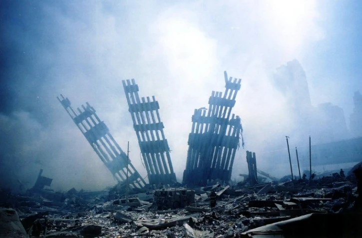 Des ruines du World Trade Center le 11 septembre 2001 Ă New York.