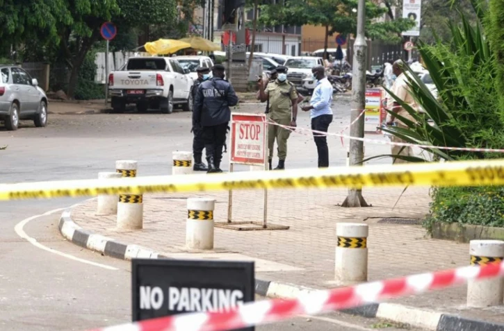 Des policiers sur le site d'une des deux explosions à Kampala, le 16 novembre 2021