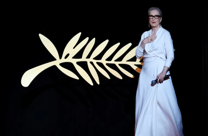 L'actrice américaine Meryl Streep arrive sur scène pour recevoir une Palme d'or d'honneur pendant la cérémonie d'ouverture du Festival de Cannes, le 14 mai 2024