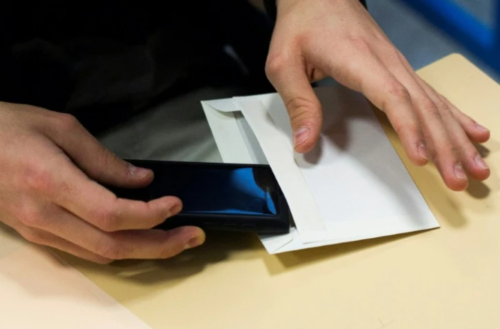 Dans certains collèges, le portable doit être rangé et éteint dès l'entrée dans l'établissement