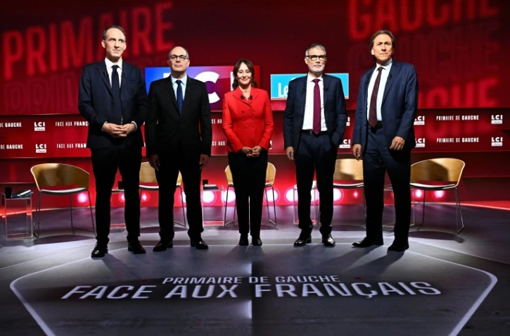 Les candidats de la primaire sociale-démocrate posent à l'occasion d'un débat télévisé, le 23 septembre 2026 à Boulogne-Billancourt (Hauts-de-Seine)