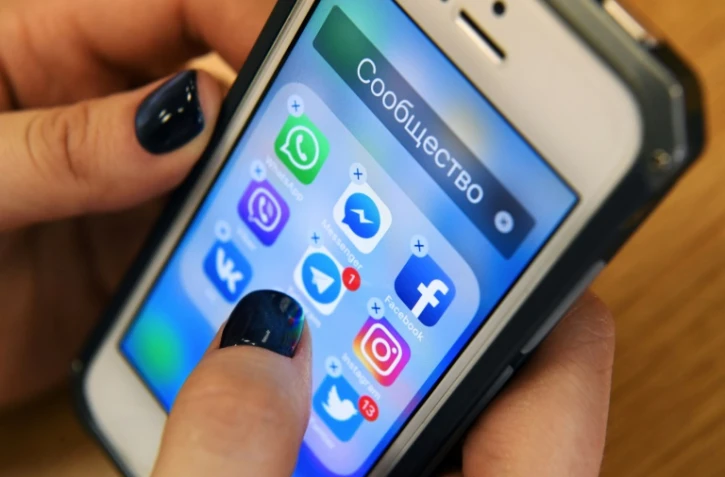 Des applications de réseaux sociaux les plus courantes sur ce smartphone, le 23 mars 2018 à Moscou, sont susceptibles d'être la cible de la cyberciminalité