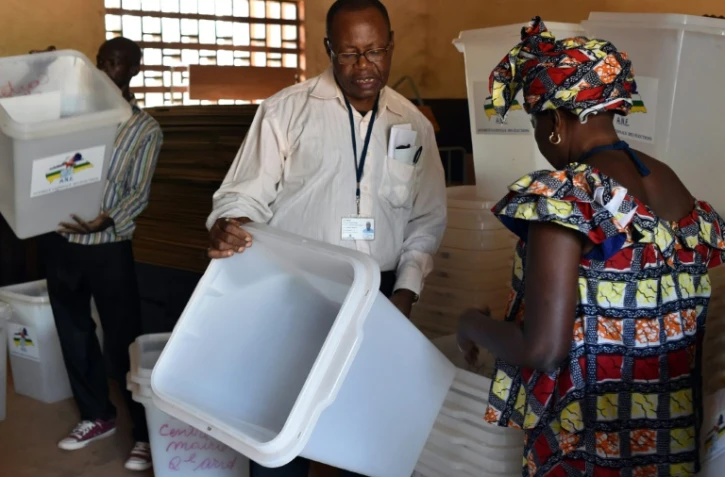 Préparatifs dans les bureaux de vote le 29 décembre 2015 à Bangui
