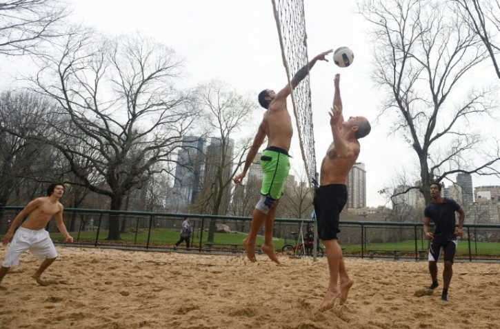 Des gens jouent au volleyball à Central Park, à New York le 24 décembre 2015