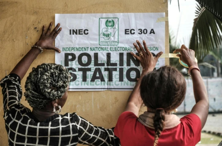 Les employés chargés du  bon déroulement du scrutin présidentiel nigérian préparent un bureau de vote à Port Harcourt, le 23 février 2019