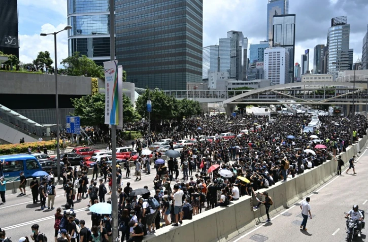 Des centaines de manifestants rassemblés devant le siège du pouvoir local, le 21 juin 2019 à Hong Kong