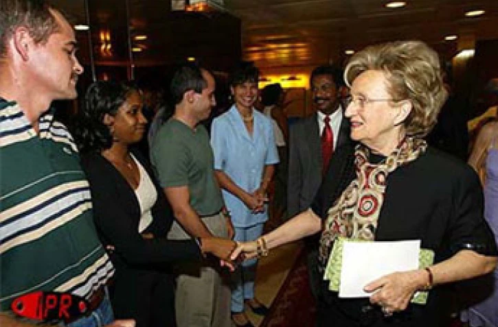 Bernadette Chirac en visite à La Réunion le mercredi 17 avril et le jeudi 18 avril 2002.  Son séjour s'inscrit dans le cadre de la campagne de son mari, Jacques Chirac pour la présidentielle