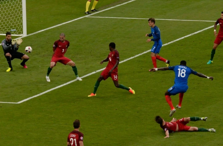 Arrêt du gardien portugais Rui Patricio sur un tir du Français Moussa Sissoko, lors de la finale de l'Euro, le 10 juillet 2016 au Stade de France