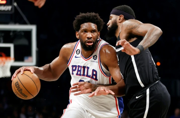 Joel Embiid, des Philadelphia 76ers, dribble Royce O'Neale, des Brooklyn Nets, lors du match N.3 du 1er tour des play-offs en NBA le 20 avril 2023 à Brooklyn