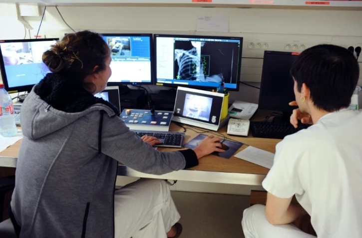 Des médecins regardent la radio des poumons d'un patient à l'Institut Universitaire du Cancer de Toulouse, le 4 juin 2015