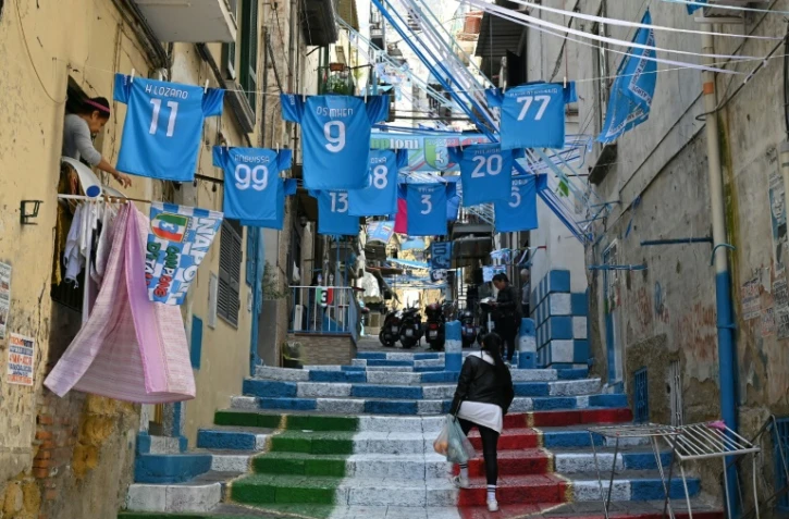 Des maillots à la gloire des joueurs du Napoli, accrochés sur des cordes à linge, dans les "Quartiers espagnols" de Naples, le 24 mars 2023 en Italie